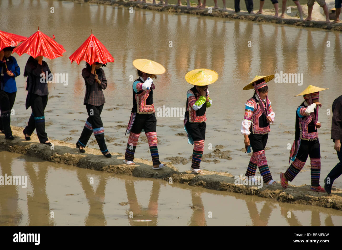 Hani und Yi Frauen gehen zu einer Beerdigung in Yuanyang China Stockfoto