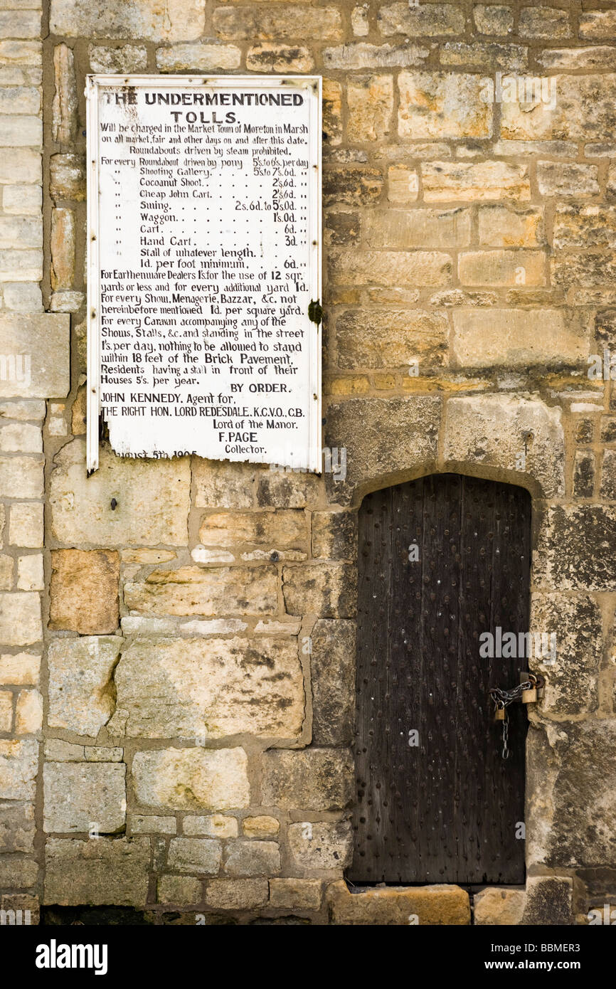 Gebührenfreie Mitteilung über Curfew Tower, Moreton-in-Marsh, Gloucestershire, Großbritannien Stockfoto
