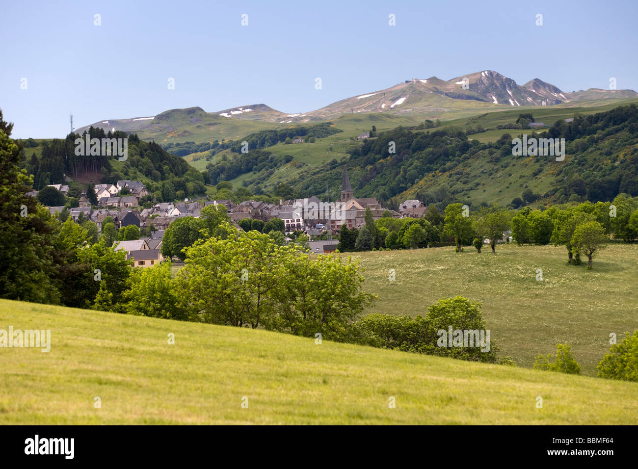 Im Frühjahr, ein Blick auf das Dorf Besse (Auvergne - Frankreich). Au Printemps, Une Vue du Village de Besse (Puy-de-Dôme - Frankreich). Stockfoto