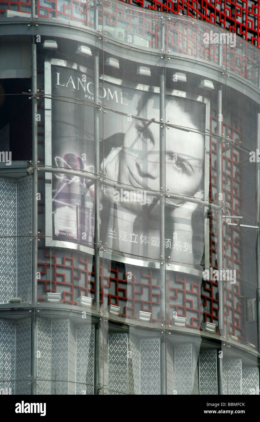 China, Peking. Plakatwand in Downtown Beijing Wangfujing Straße. Stockfoto