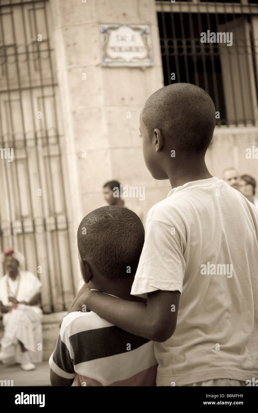 Kuba, Havanna. Jungs, die gerade Impromtu street Parade, Plaza Vieja Stockfoto