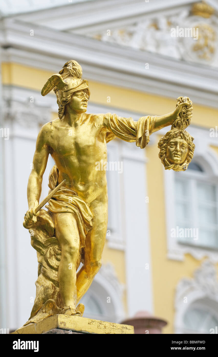 Statue des Perseus mit dem Kopf der Gorgo Medusa Petergof Sankt Petersburg Russland Stockfoto