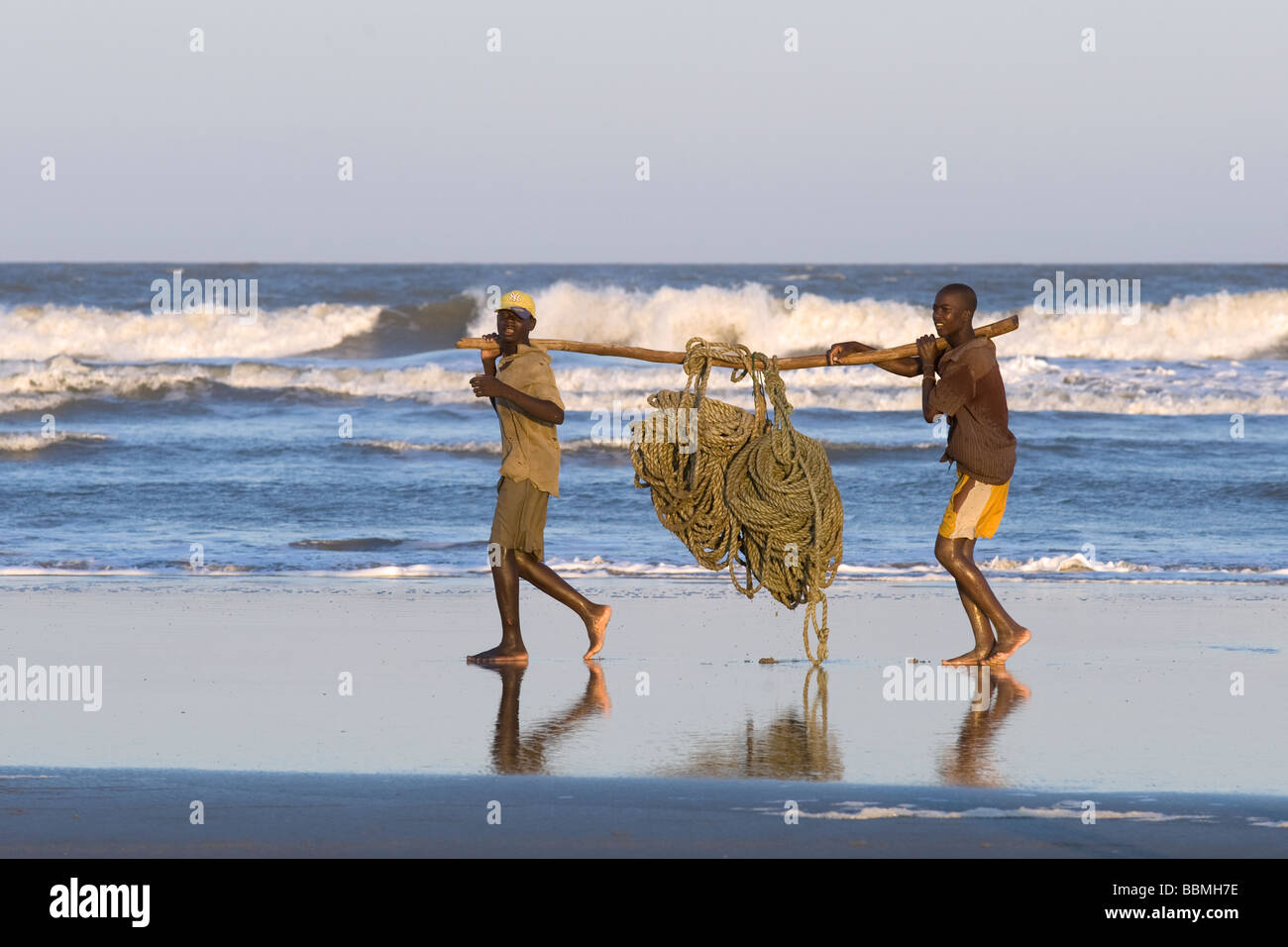 Fischer mit einem net Quelimane Mosambik Stockfoto