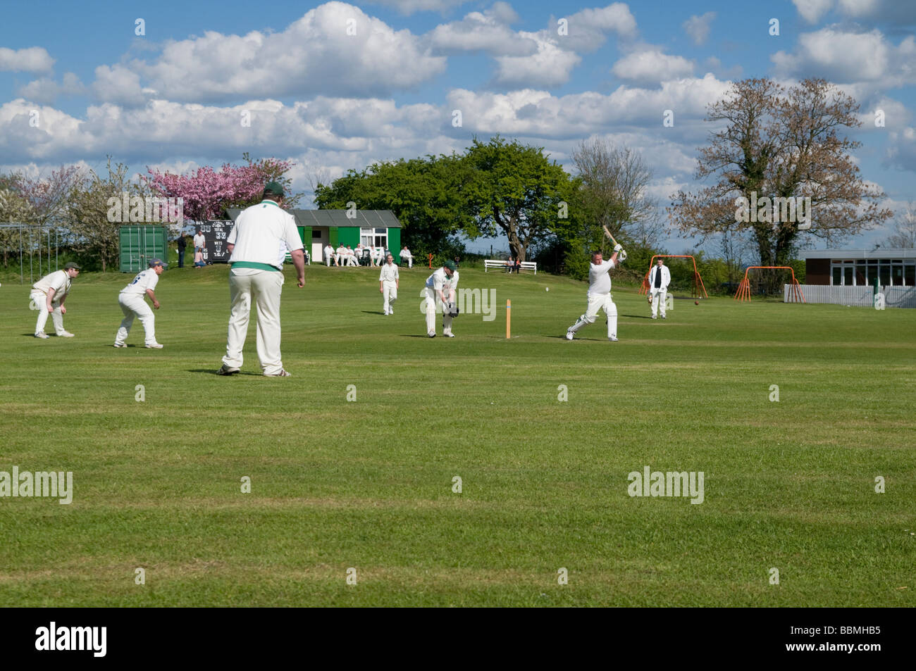 Spiel der Cricket in Derbyshire Peak District England gespielt Stockfoto
