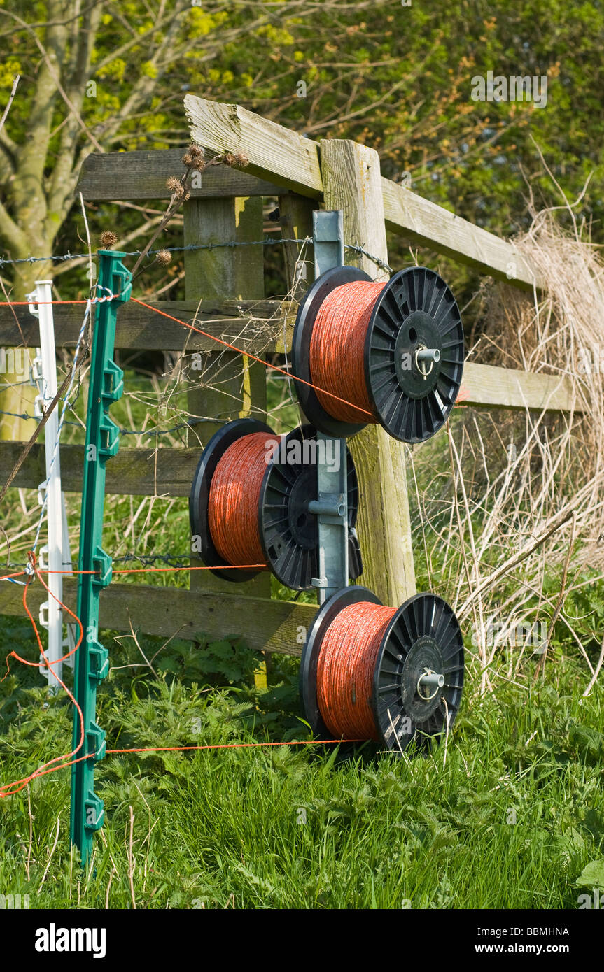 dh moderne elektrische Zaun FELD PFOSTEN UK LANDWIRTSCHAFT Draht Trommeln Mit Kunststoffstreben landwirtschaftliche Kabelpost Stockfoto