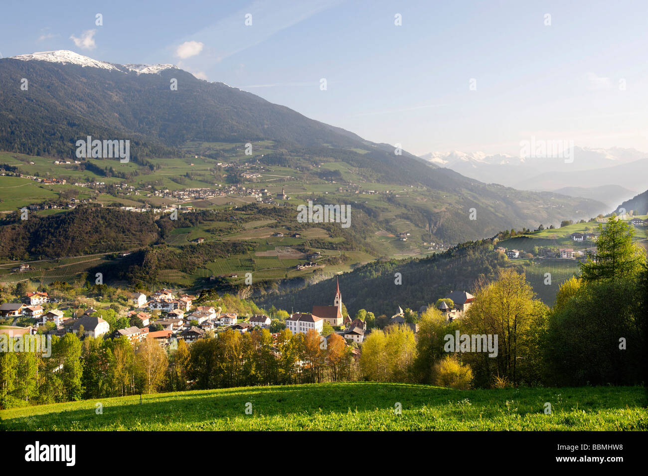 Pfarrkirche St. Martin, das Schloss Hohenhaus und Schloss Summersberg, Gufidaun, Eisacktal Tal, Südtirol, Italien, Europa Stockfoto