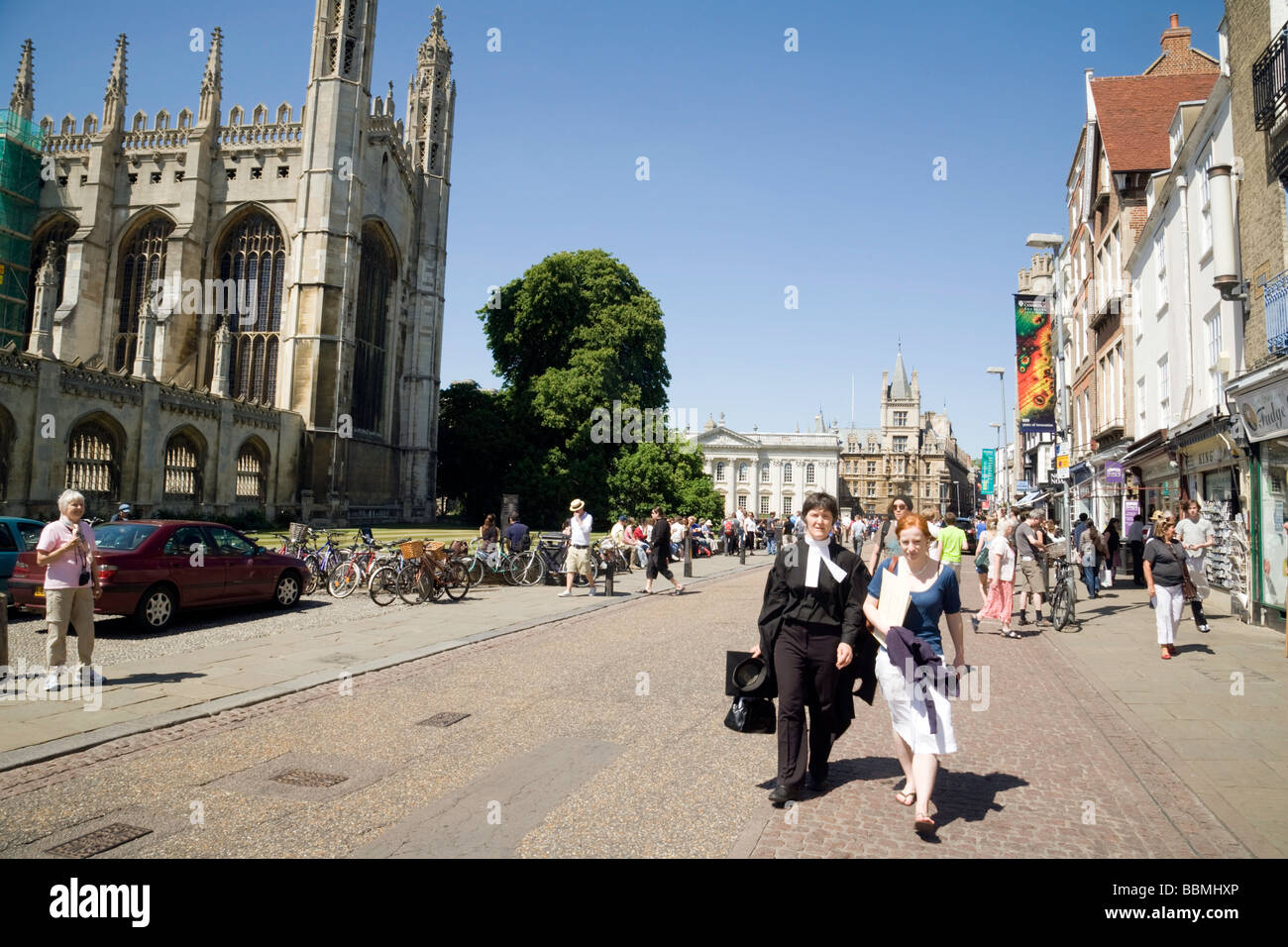 Cambridge Student hinunter Kings Parade, Cambridge Stadtzentrum entfernt, an einem sonnigen Tag, Cambridge England, Cambridge UK Stockfoto