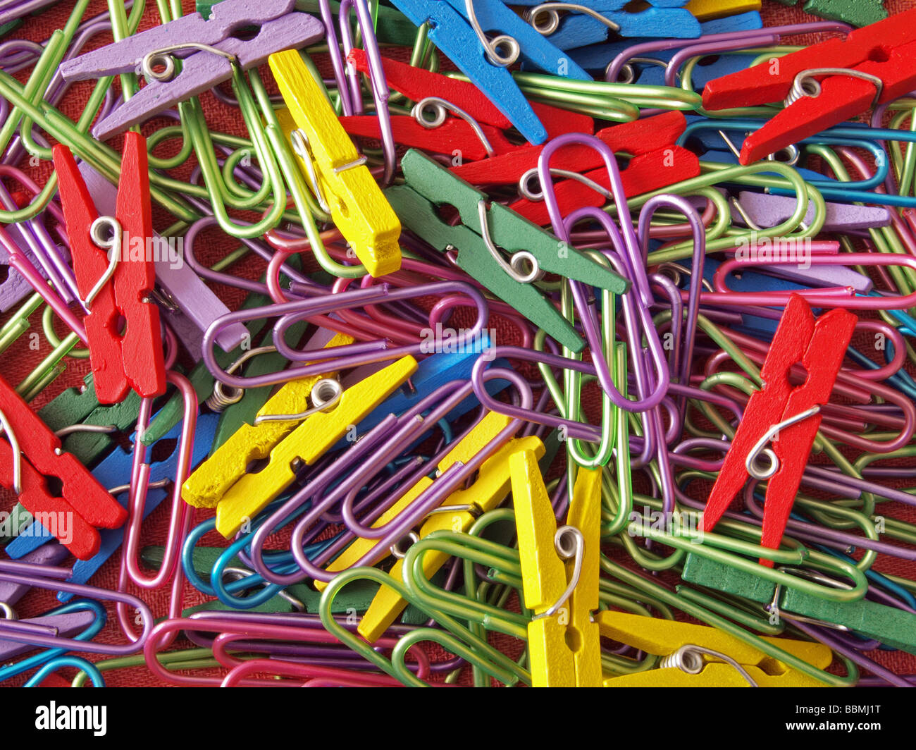 Close up Portrait of bunte Büroklammern und Stifte Stockfoto