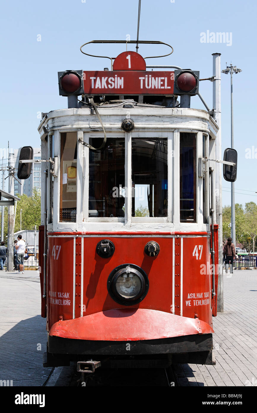 Historische Straßenbahn Tuenel Taksim, Istiklal Caddesi, Beyoglu Unabhängigkeit Street, Istanbul, Türkei Stockfoto