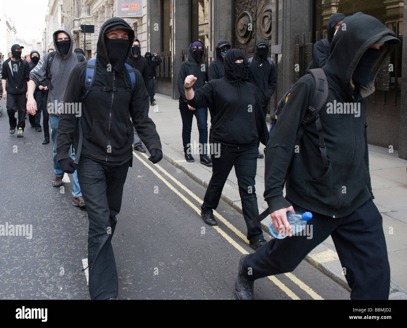 Gruppe von maskierten Anarchisten bei Protest in der Stadt vor dem G20-Gipfel der führenden Politiker der Welt, 1. April 2009 Stockfoto