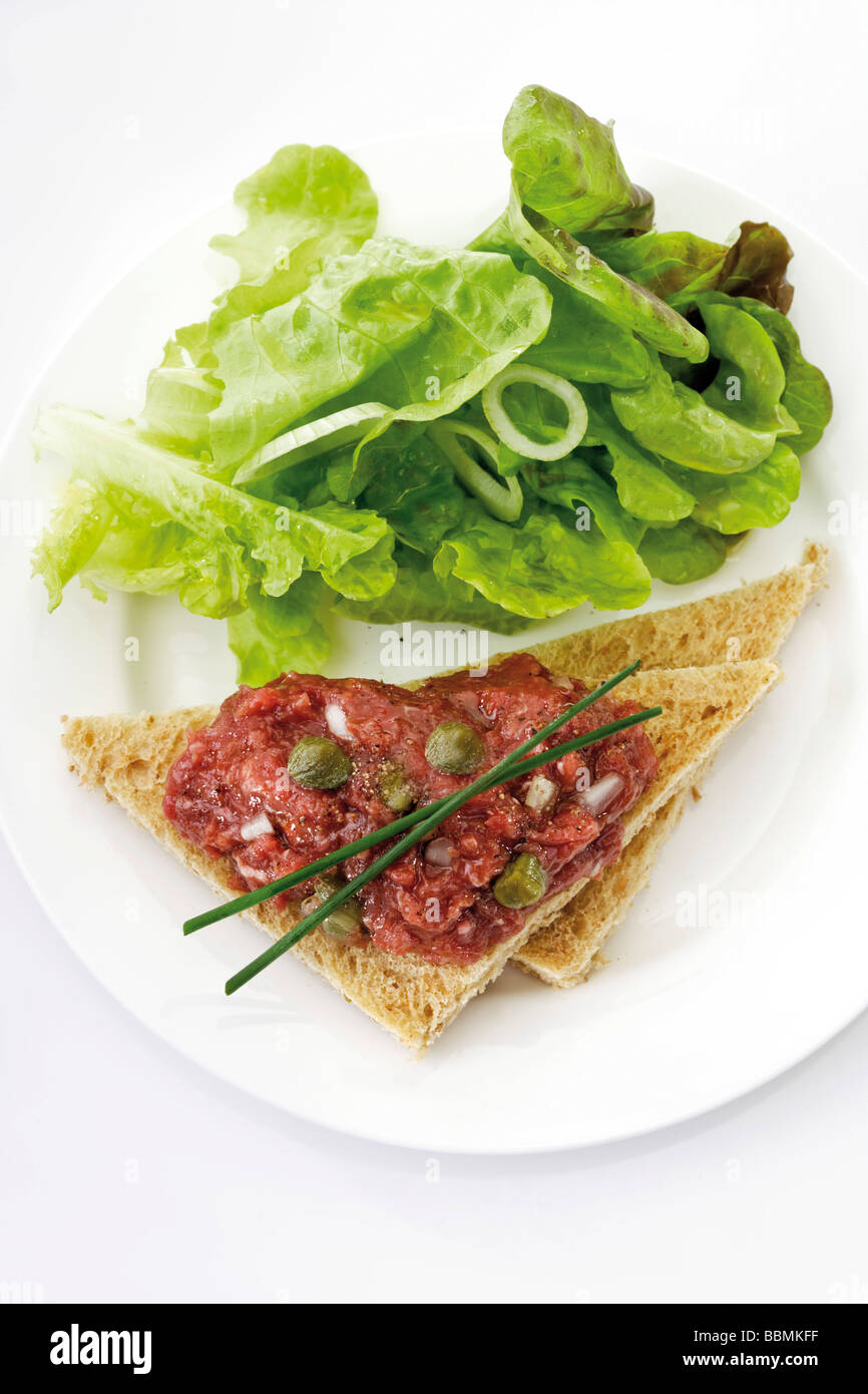 Tatar auf Toast mit Kapern, Zwiebeln und Salat Stockfoto