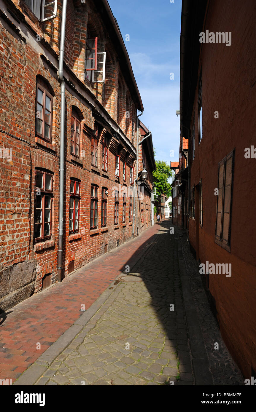 Schmale Gasse mit alten Backsteingebäude in der alten Stadt Lüneburg, Niedersachsen, Deutschland, Europa Stockfoto