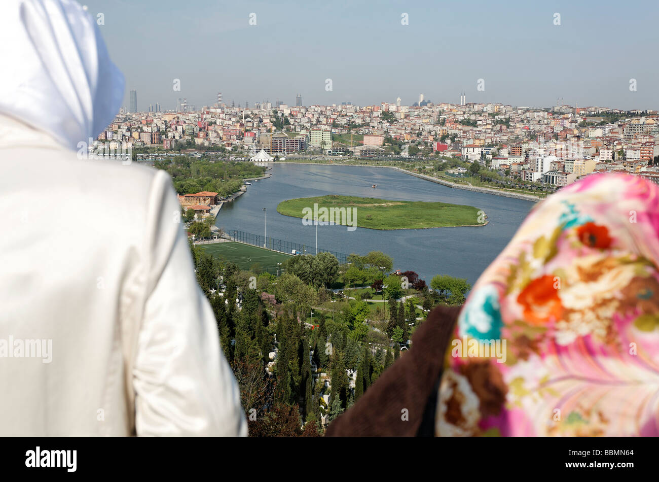 Zwei muslimische Frauen mit Kopftuch blicken auf die modernen Vorort Suetluece, Goldenes Horn, Eyuep, Istanbul, Türkei Stockfoto