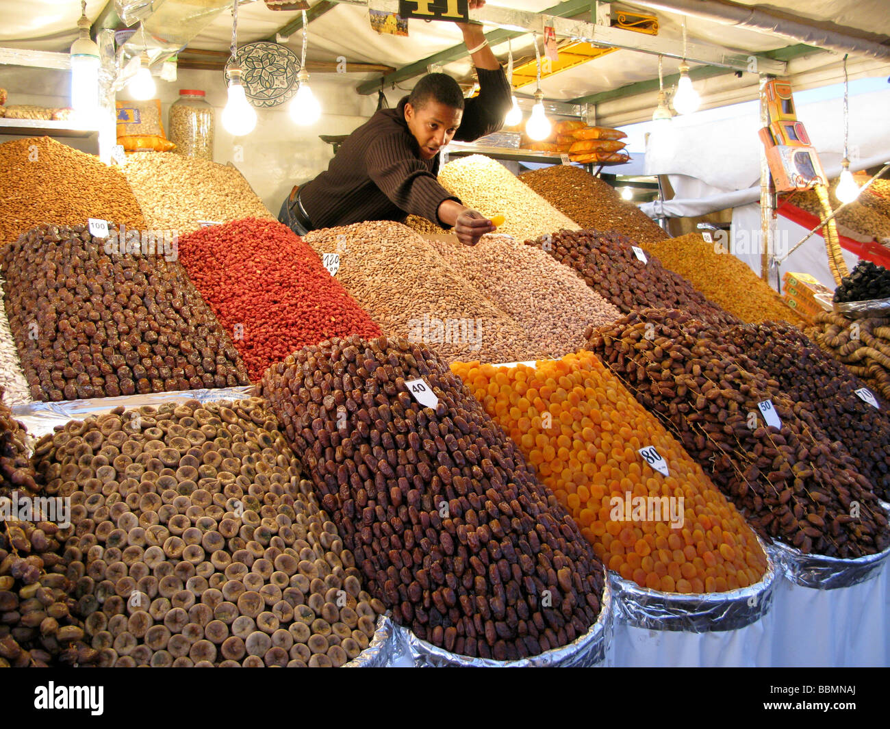 Getrocknete Früchte und Mutter stall in Marrakesch Souk Marokkos Stockfoto