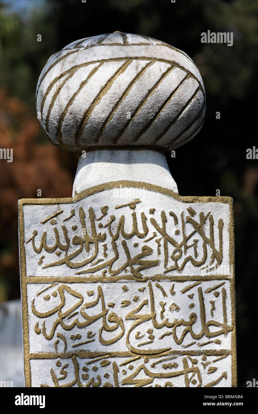 Traditionellen muslimischen Grabstein mit einem stilisierten Turban und arabischen Schriftzeichen, Eyuep Dorf, Goldenes Horn, Istanbul, Türkei Stockfoto