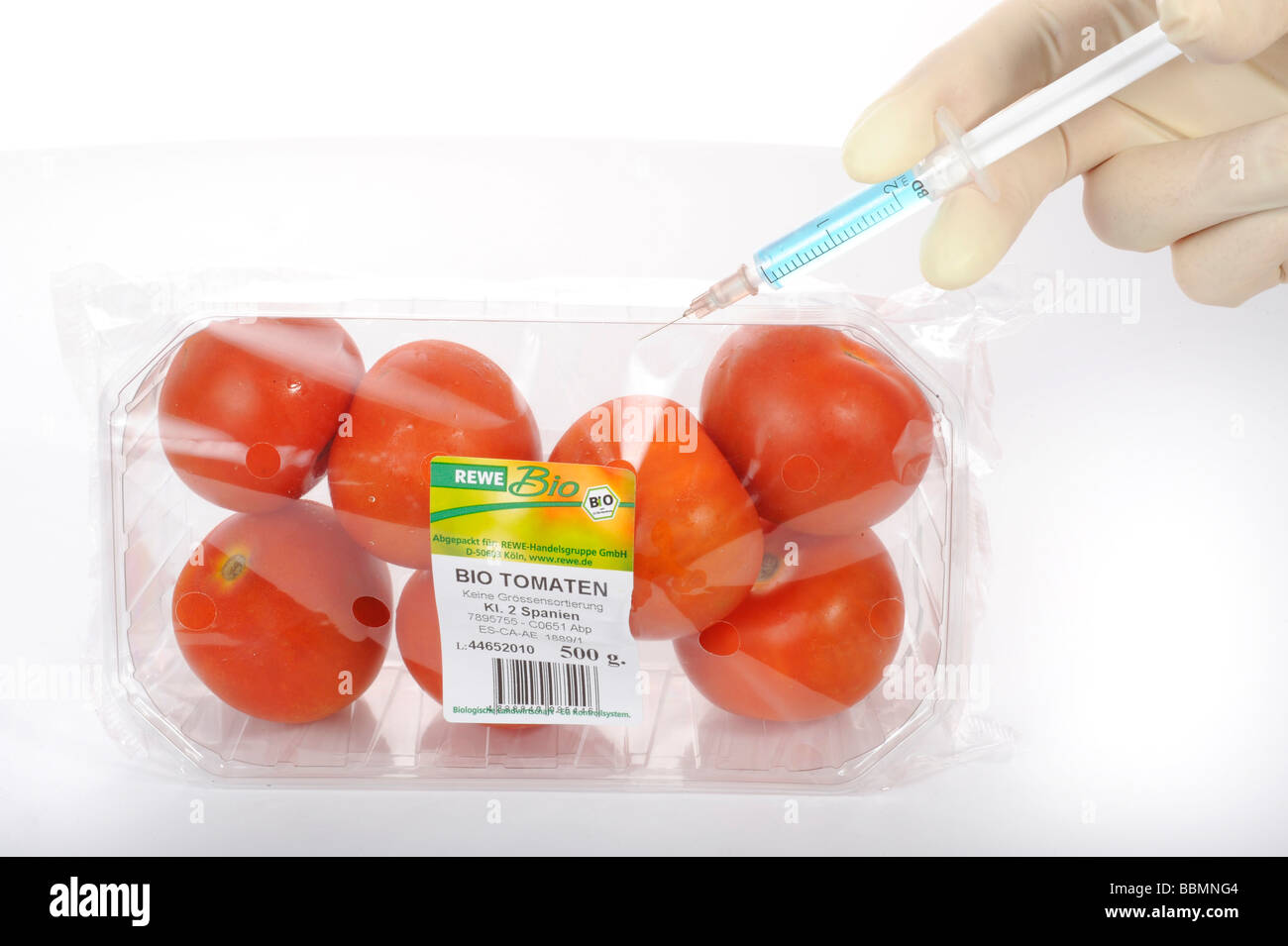 Spritze-Identifikation in Tomate mit BIO Label, symbolisches Bild, Betrug mit Lebensmitteln mit dem BIO-label Stockfoto