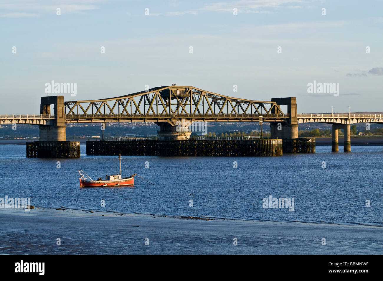 dh Kincardine Bridge KINCARDINE FIFE Iron Road Bridges Centre Span over River Forth Roadbridge scotland A985 uk Stockfoto