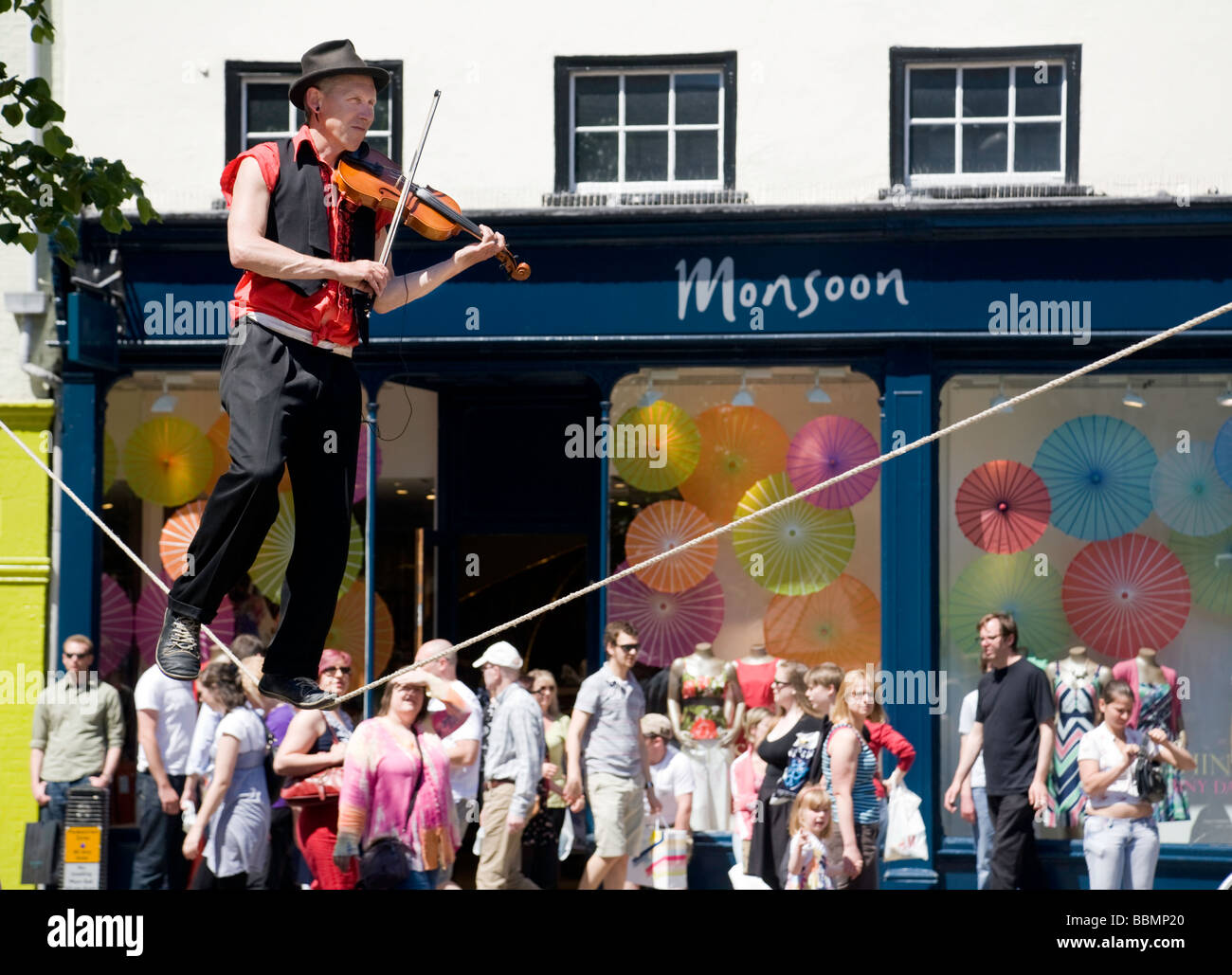 Eine Violinschule Seiltanz Straße Entertainer, Market Street, Cambridge, UK Stockfoto