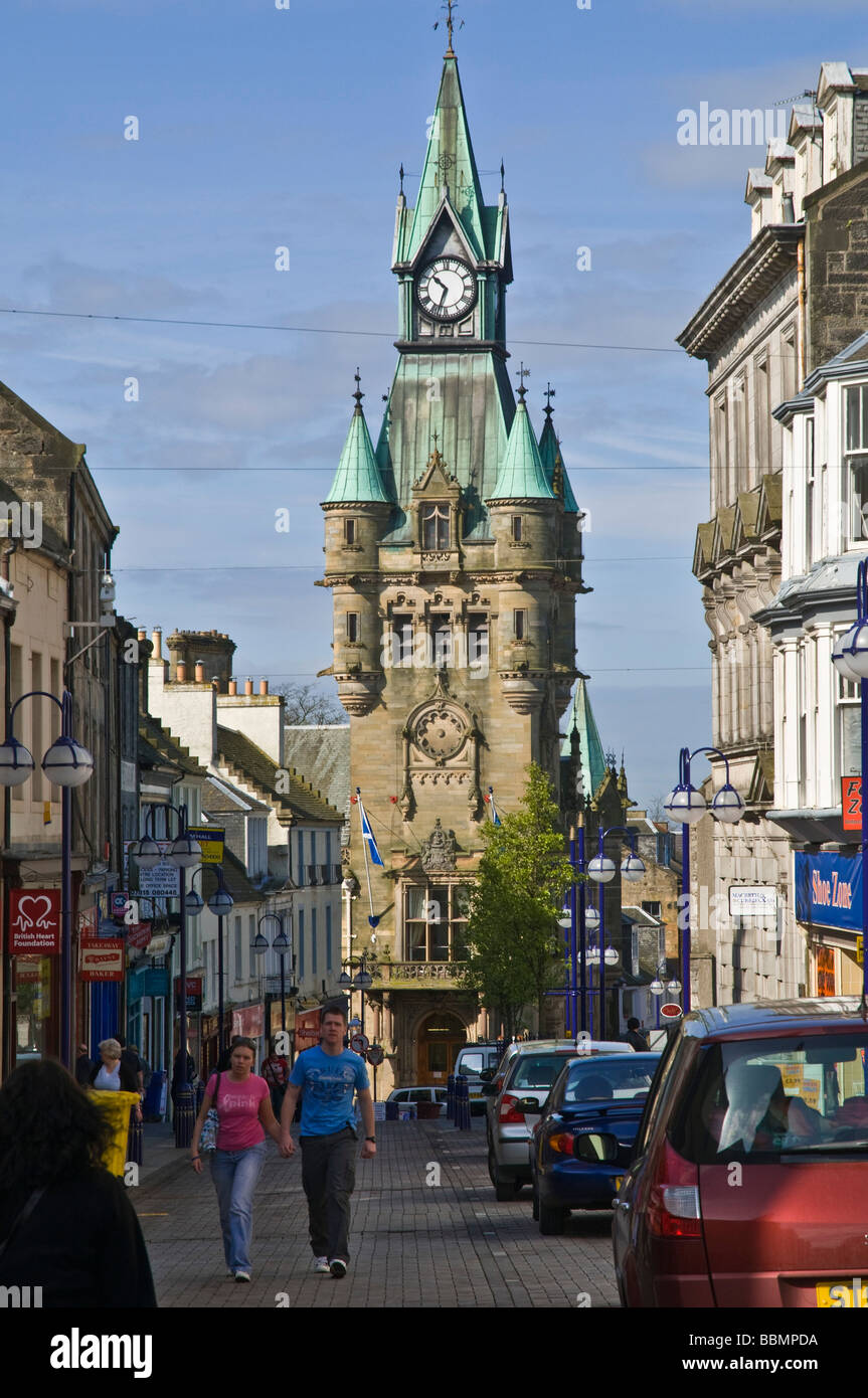 Dh High Street Dunfermline Fife schottische Alte Rathaus Clock Tower Menschen in Schottland Main St Fußgänger uk Stockfoto