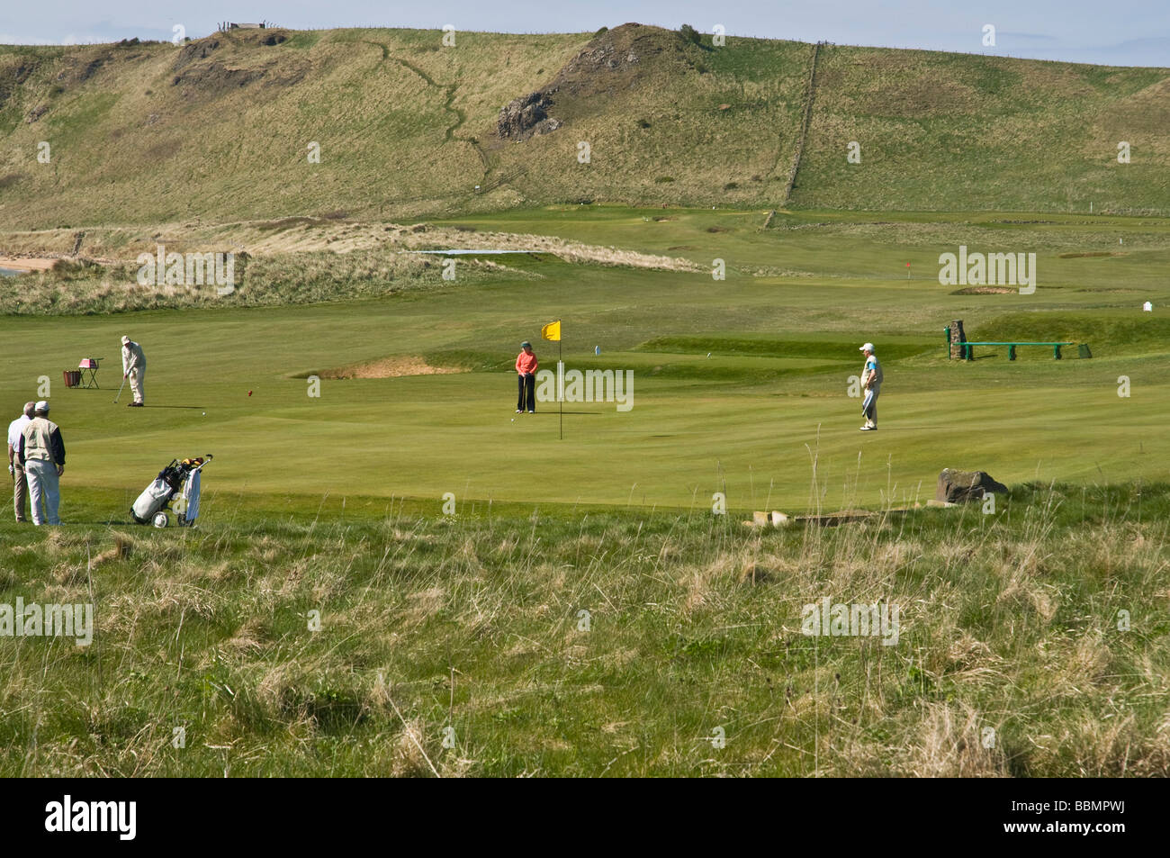dh Earlsferrys Golfplatz EARLSFERRY VERBINDET FIFE SCOTLAND Scottish Golfer mit dem Putting Green Golfers in Ost-neuk Stockfoto