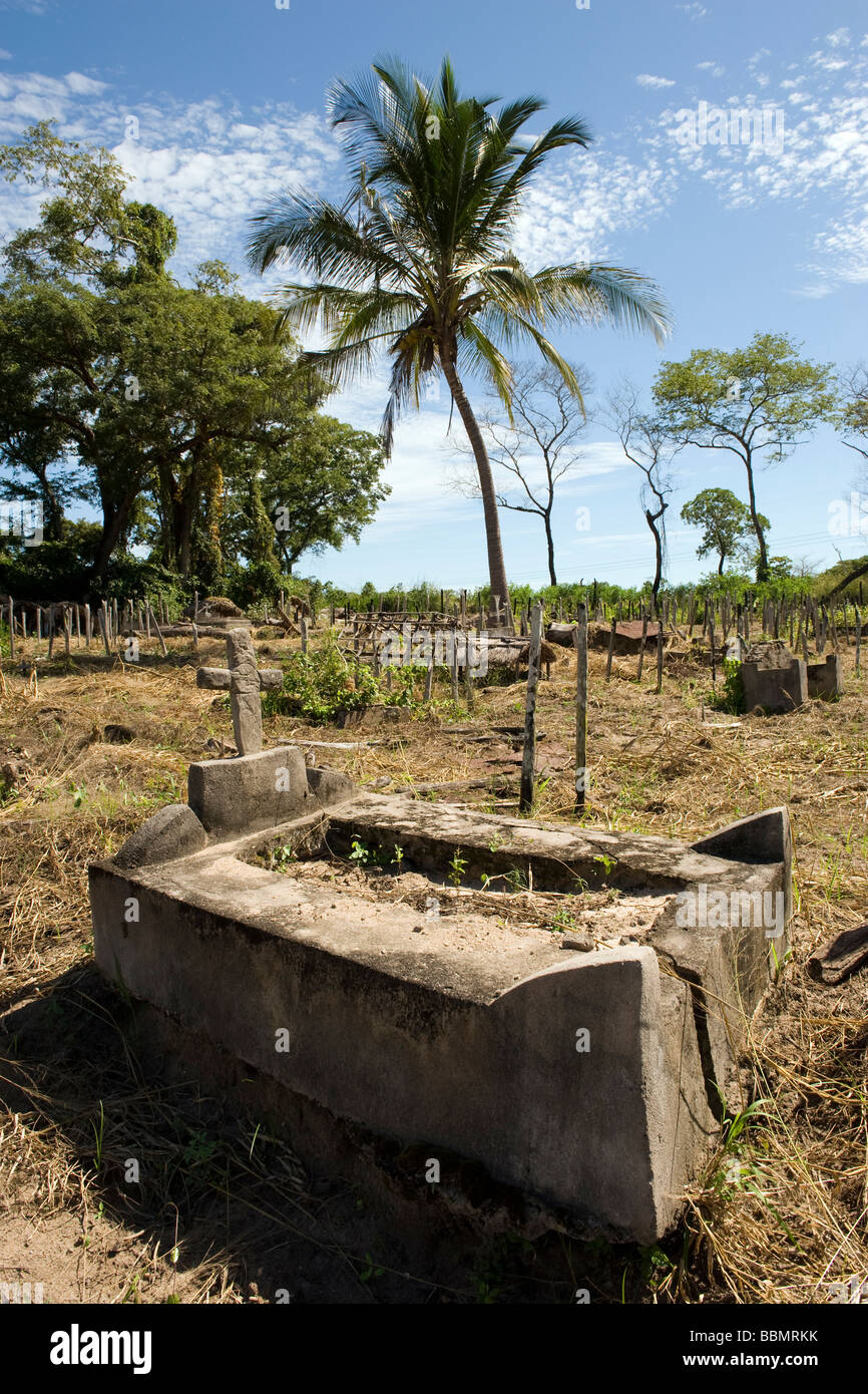 Altes Grab auf einem Friedhof in Quelimane Mosambik Stockfoto
