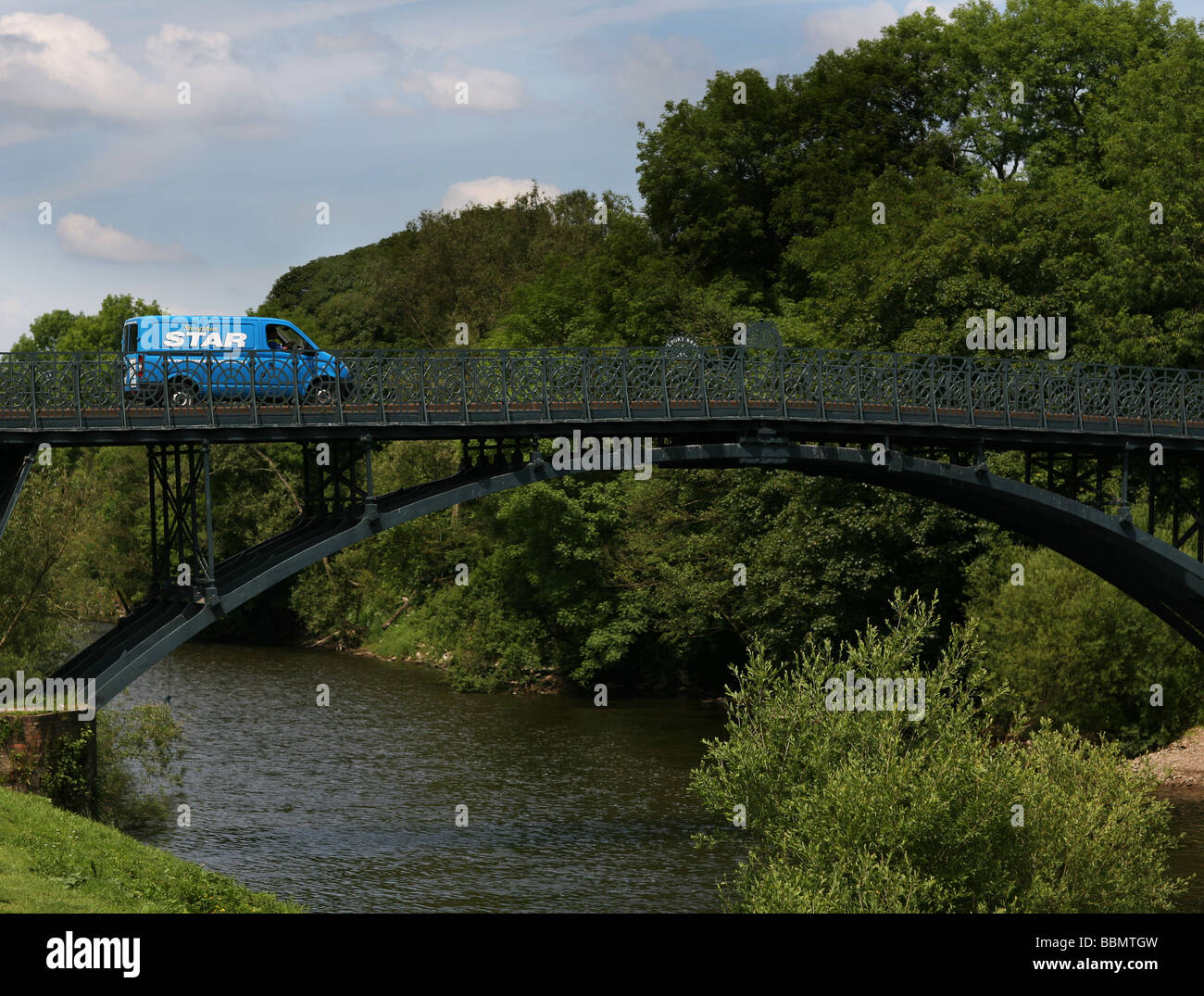 Ein Lieferwagen Shropshire Star Zeitung überquert den Fluss Severn in der Nähe von Ironbridge in Shropshire Stockfoto