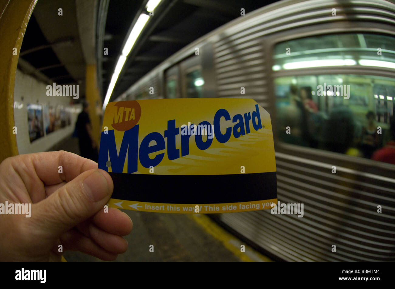 Eine New Yorker MTA Metrocard in der u-Bahn auf Freitag, 22. Mai 2009 Frances M Roberts Stockfoto