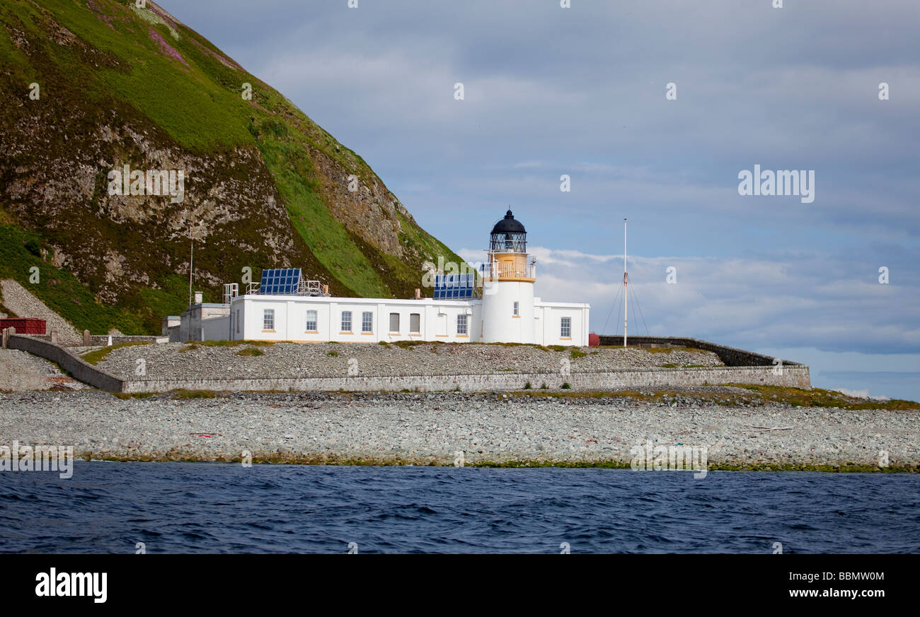 Der Leuchtturm auf Ailsa Craig, Ayrshire, Schottland, Großbritannien. Ein Stevenson Leuchtturm, jetzt Solar, im Firth of Clyde. Stockfoto