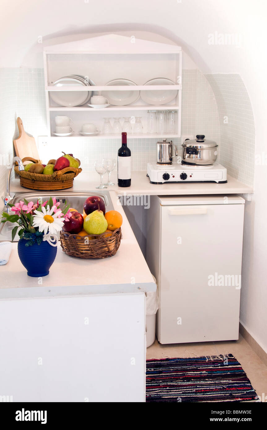 Küche im Maisonette-Wohnung in der griechischen Inseln Santorin Stadt Oia cave Haus Stockfoto