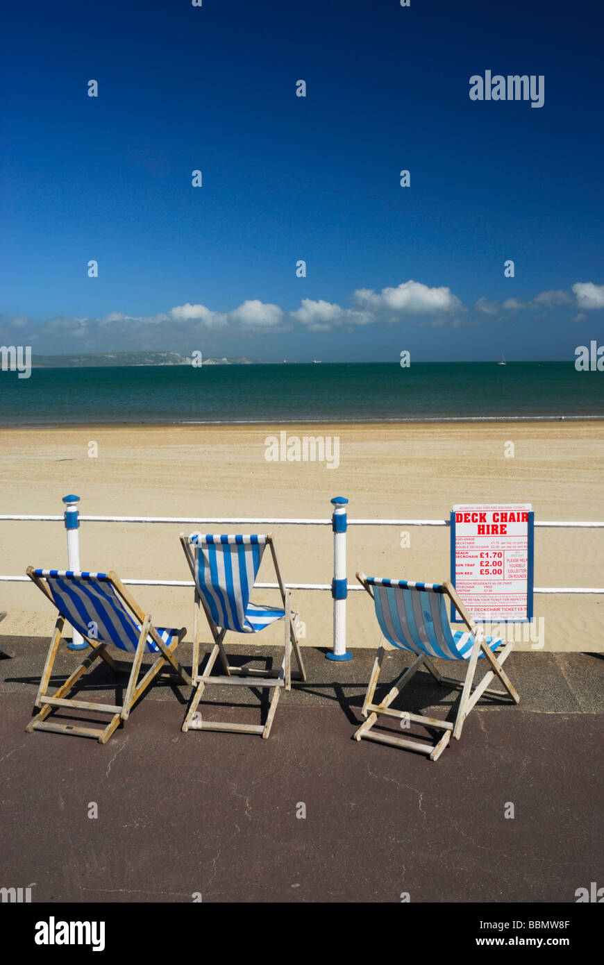Leere Liegestühle auf der quiet in Weymouth Strand Dorset England UK Stockfoto