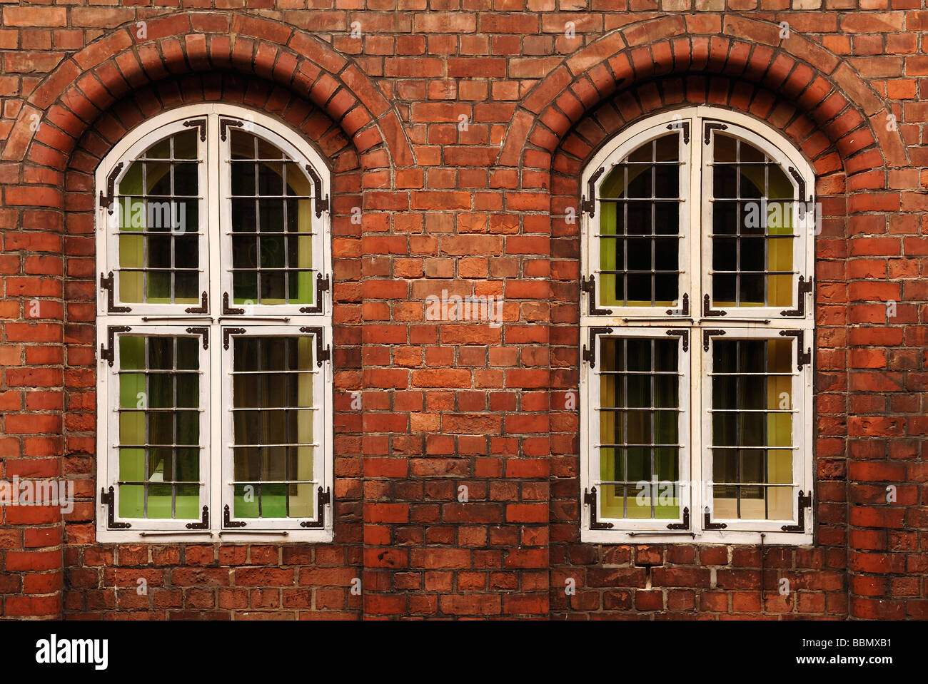 Alte Fenster mit Verglasung auf einer alten Backstein-Haus in Lüneburg alte Stadt, Niedersachsen, Deutschland, Europa Stockfoto