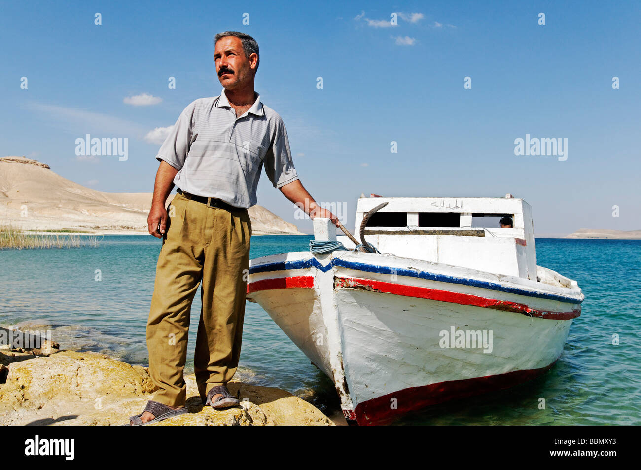 Fischer mit Boot auf Asad-Stausee des Euphrat, Syrien, Asien Stockfoto