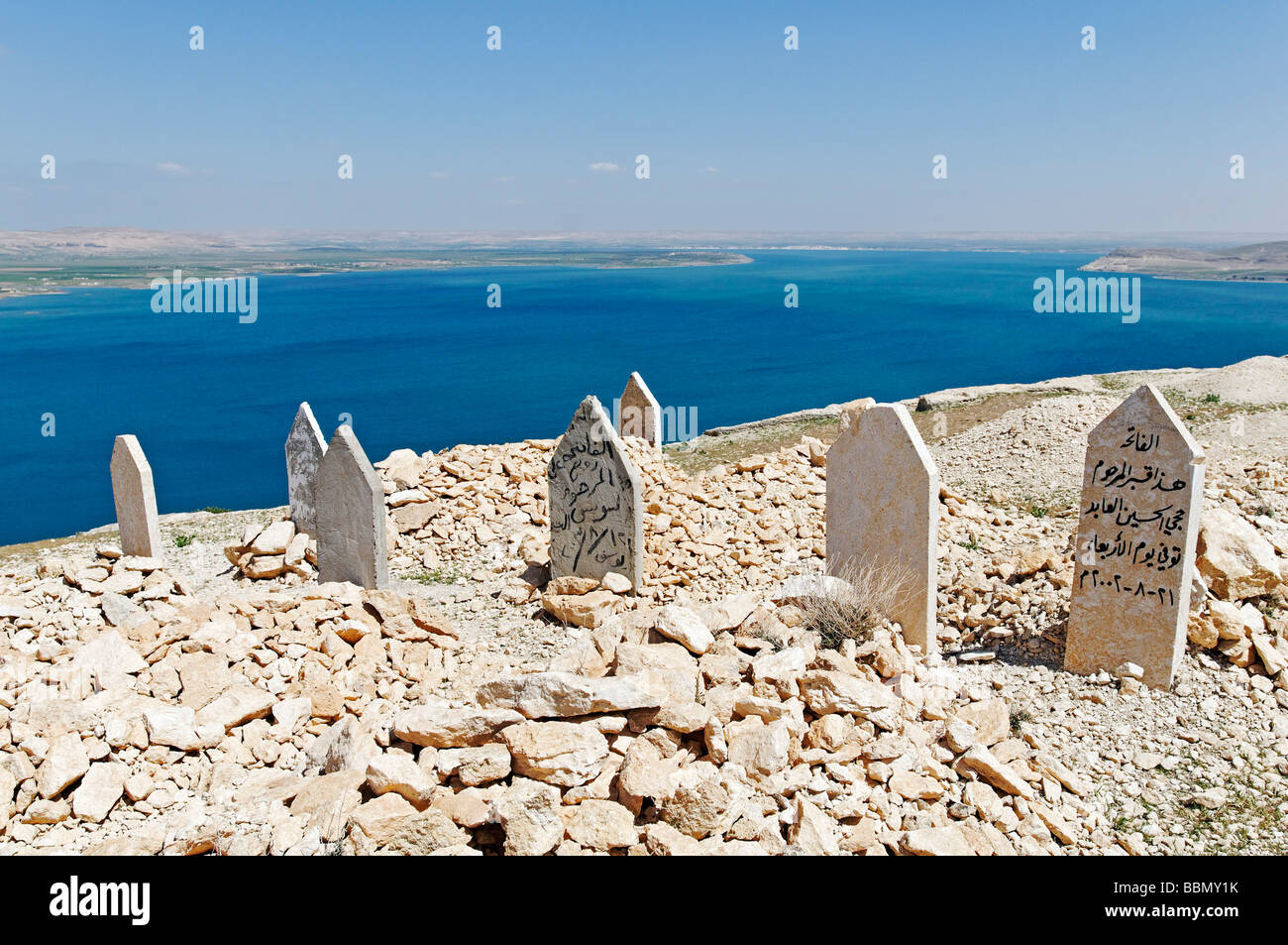 Friedhof auf dem Berg Jebel Arruda, in den Rücken der Asad-Stausee des Euphrat, Syrien, Asien Stockfoto