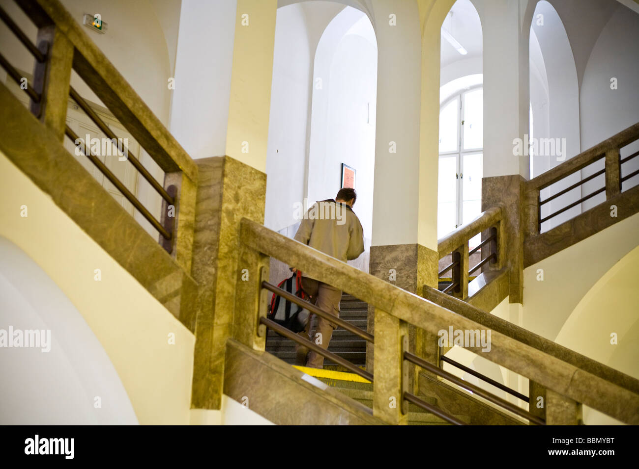 Student auf der Treppe Karls-Universität Prag Stockfoto