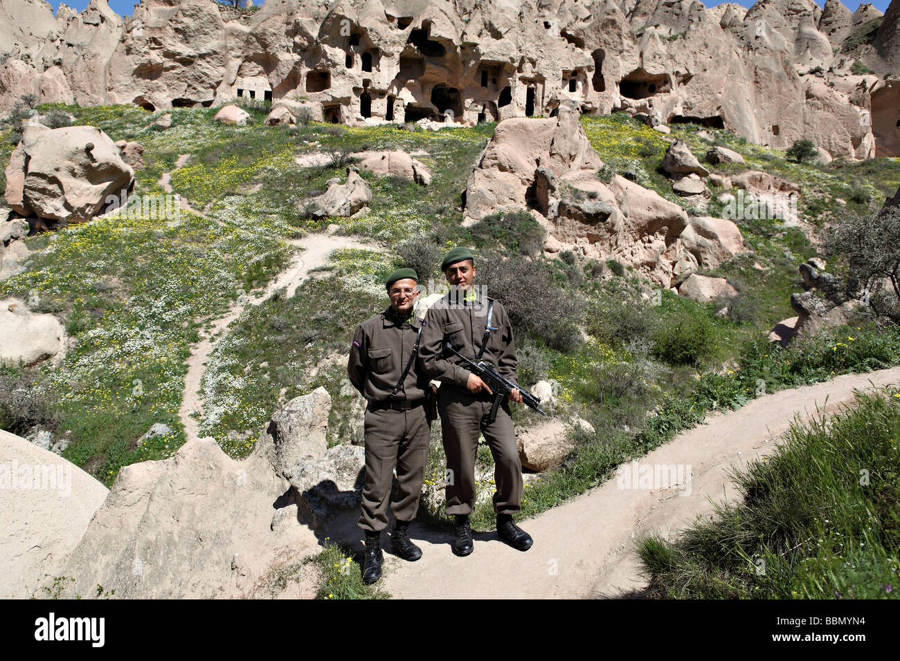 Zwei türkische Armeesoldaten außerhalb einer verlassenen Troglodytes Dorf. Stockfoto