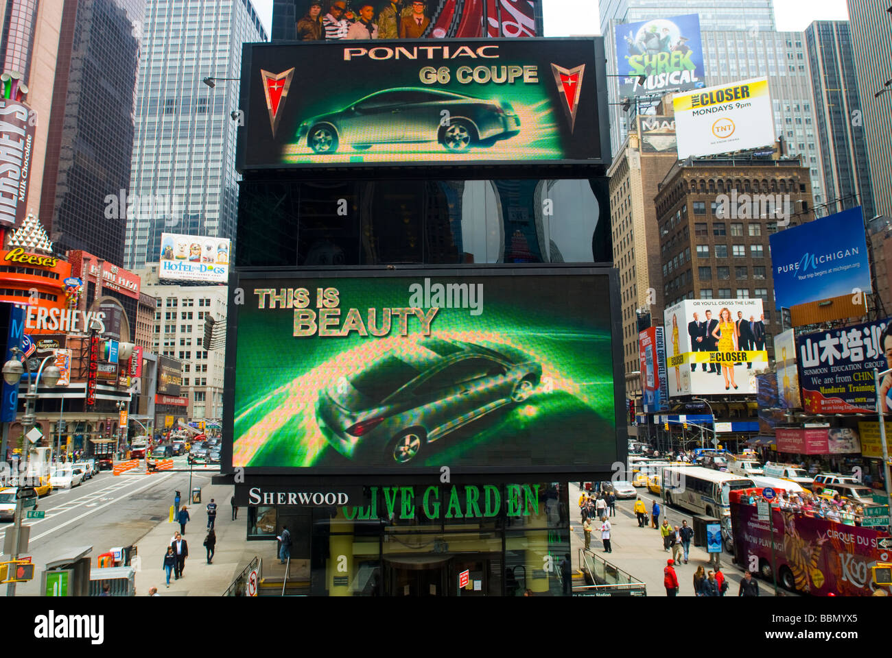 Werbung für General Motors Pontiac ist Marke auf dem Times Square gesehen. Stockfoto