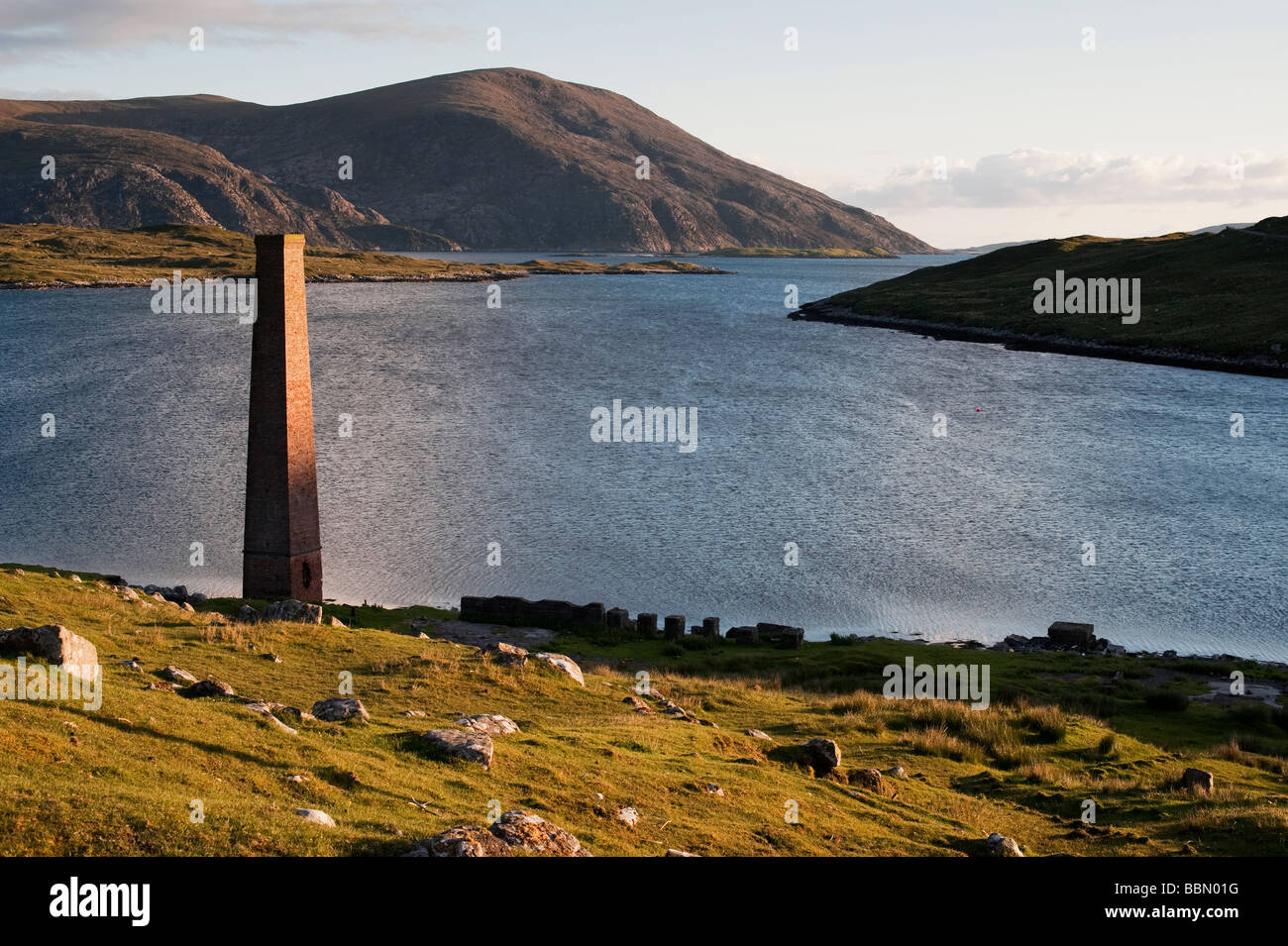 Schornstein der Alten Walfangstation, bunavoneader/Bun Abhainn Eadar, Bunavoneadar, Isle of Harris, Äußere Hebriden, Schottland Stockfoto
