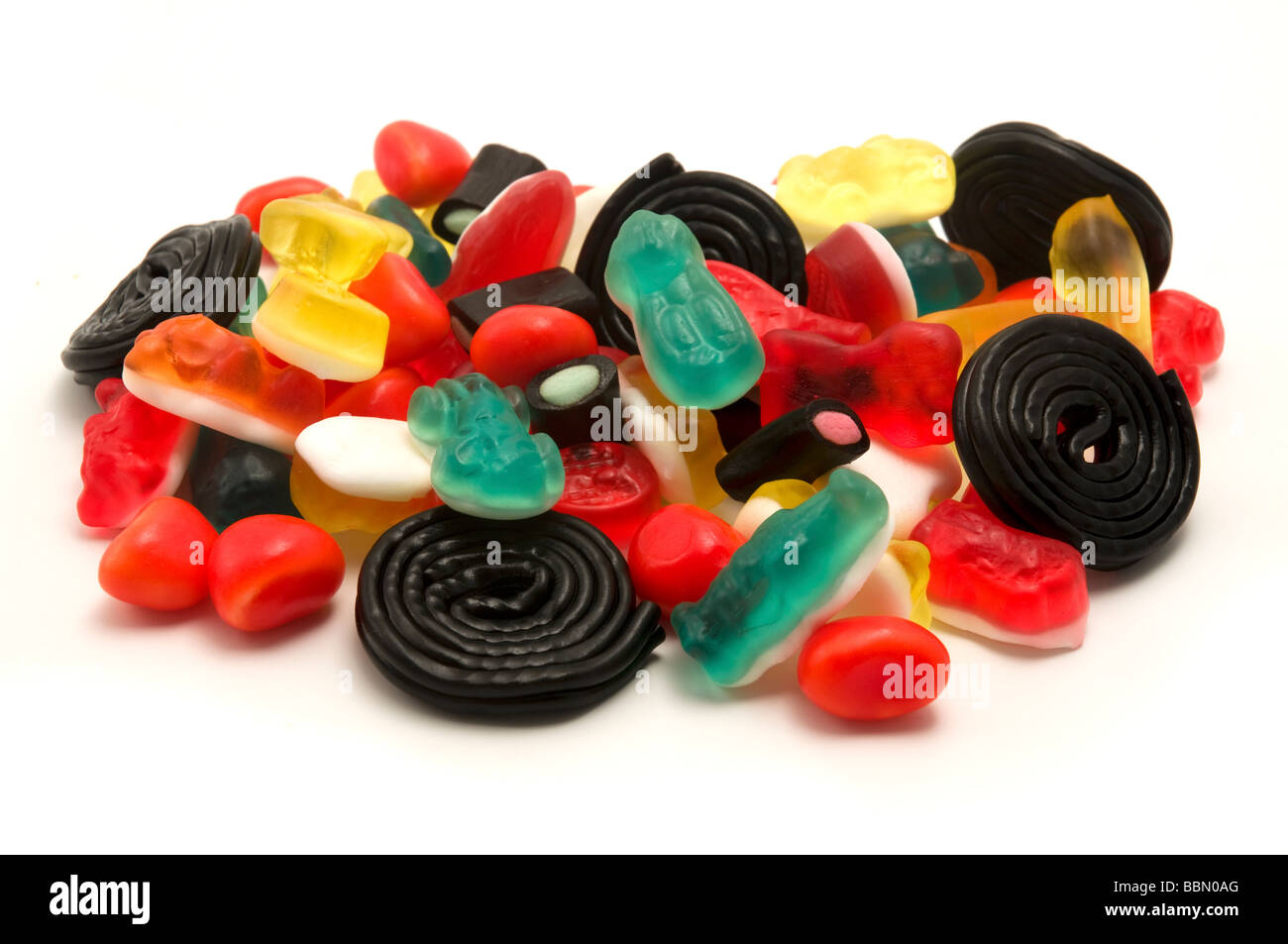 Gummiartige Bonbons und Lakritze auf weißem Hintergrund Stockfoto