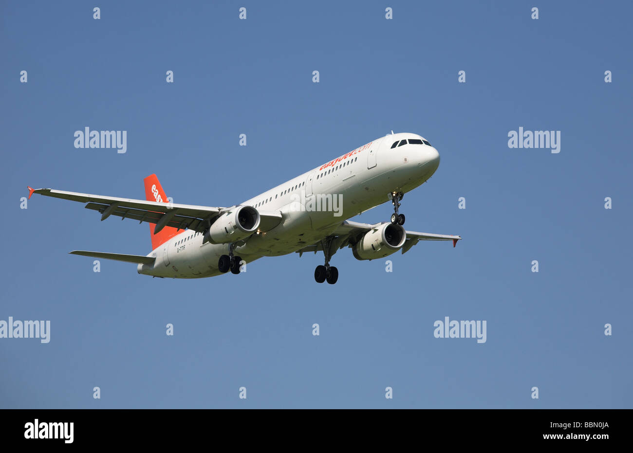 Ein Easyjet Airbus A319 kommen, um zu landen Stockfoto