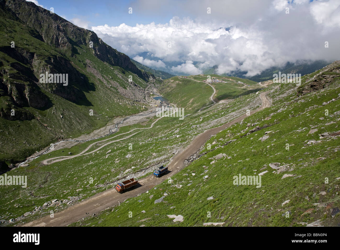 LKW in der Nähe von Rohtang Pass. Manali-Leh-Straße. Himachal Pradesh. Indien Stockfoto