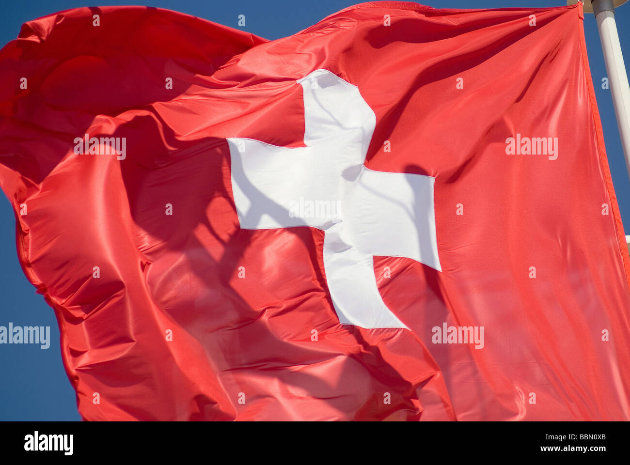 Schweizer nationale Fahne flattert im wind Stockfoto