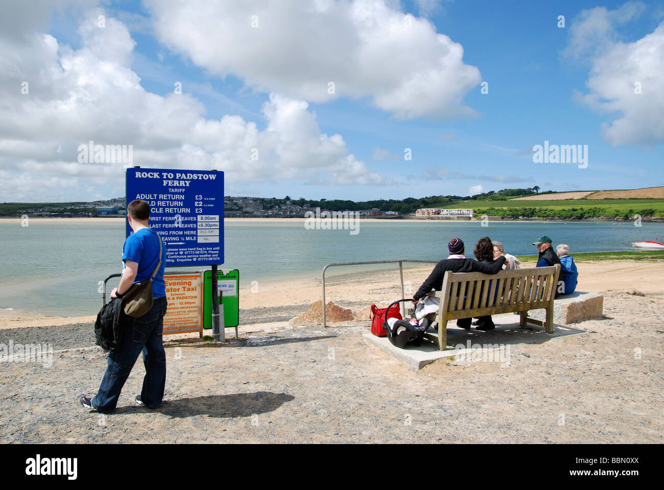Touristen warten auf den Felsen zu Padstow Fähre in Cornwall, Großbritannien Stockfoto