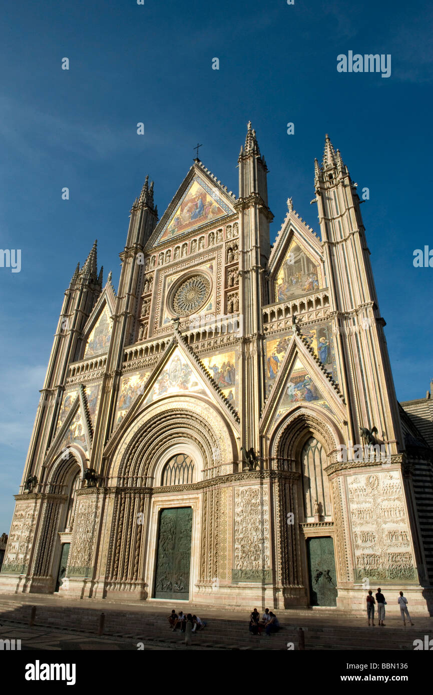 Die schöne Kathedrale von Orvieto in Umbrien. Dies ist ein Meisterwerk der gotischen Architektur in Mittelitalien. Stockfoto