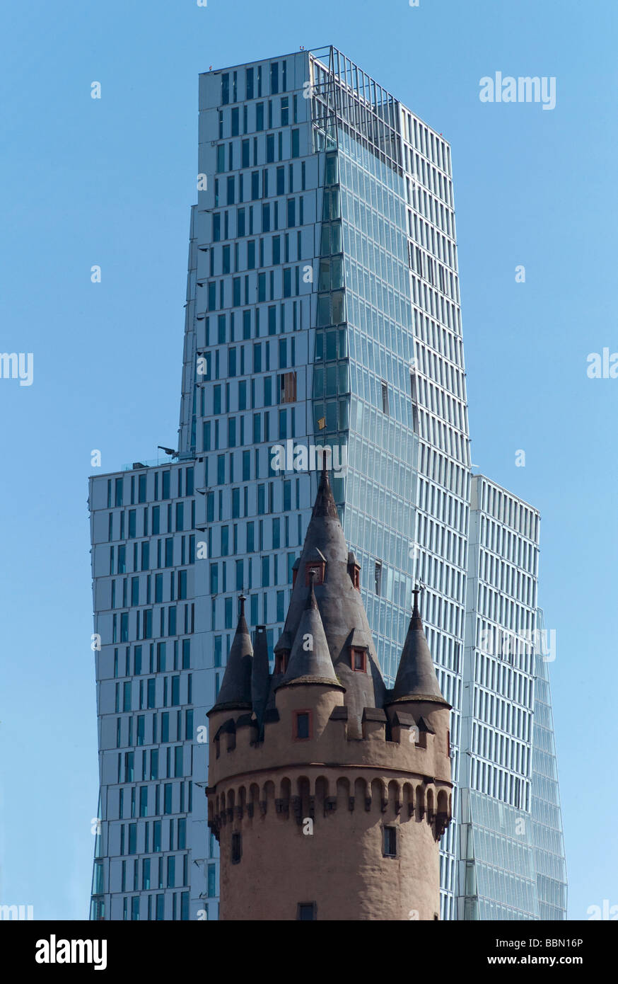 Eschenheimer Turm, Stadttor der späten mittelalterlichen Frankfurter Stadtmauer, Wahrzeichen von Frankfurt, Büroturm 135 Meter heig Stockfoto