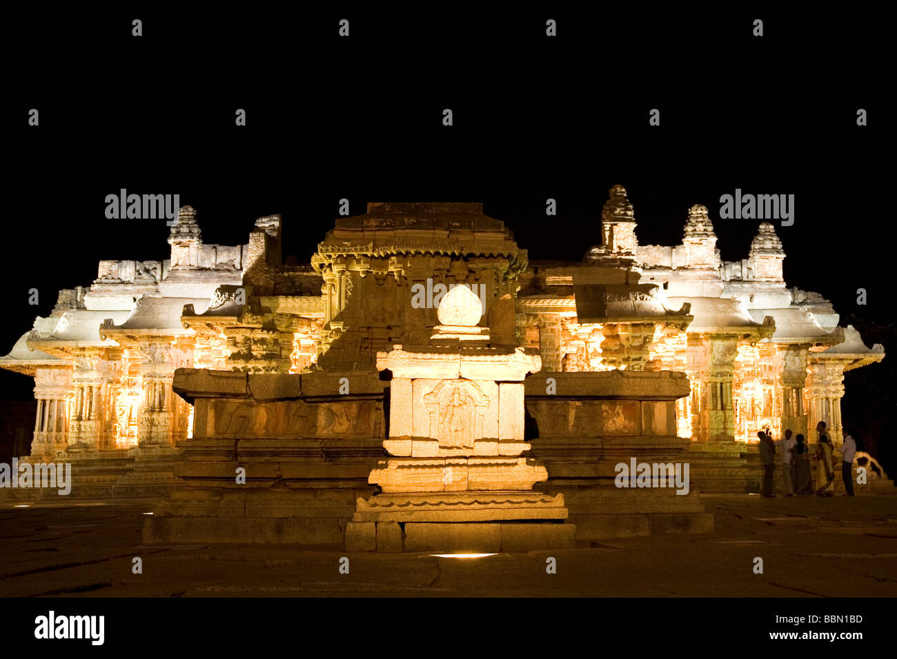 Der Vittala (Vitthala) Tempel in Hampi, Indien. Der Tempel ist bei Nacht beleuchtet. Vitthala ist eine Inkarnation von Vishnu. Stockfoto