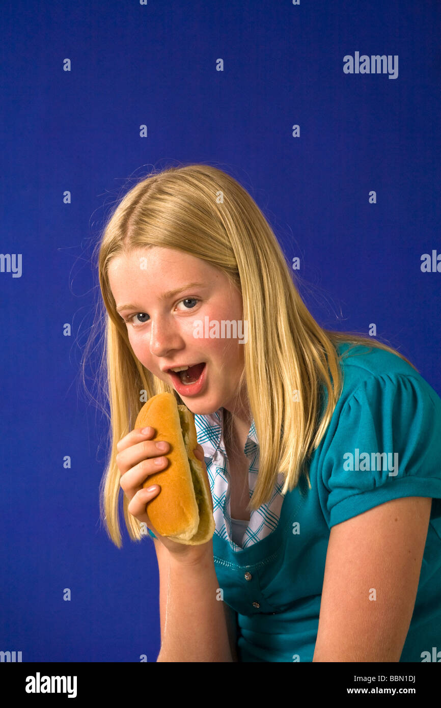 Porträt der jungen Mädchen essen hotdog Studio shot vorne, United States Herr © myrleen pearson Schnitt Stockfoto