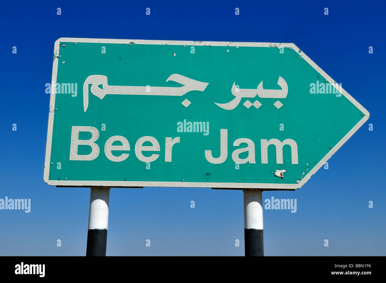 Lustige Schild am Straßenrand, Bier, jam, Dhakiliya Region, Sultanat Oman, Arabien, Nahost Stockfoto
