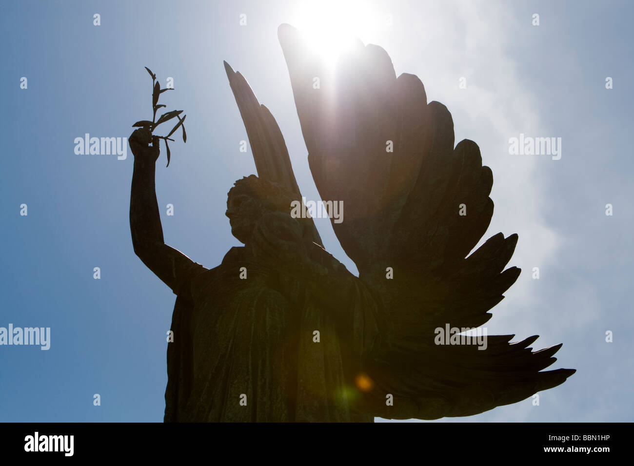 Frieden-Statue am Strand von Brighton mit der Sonne direkt hinter den Flügeln Stockfoto