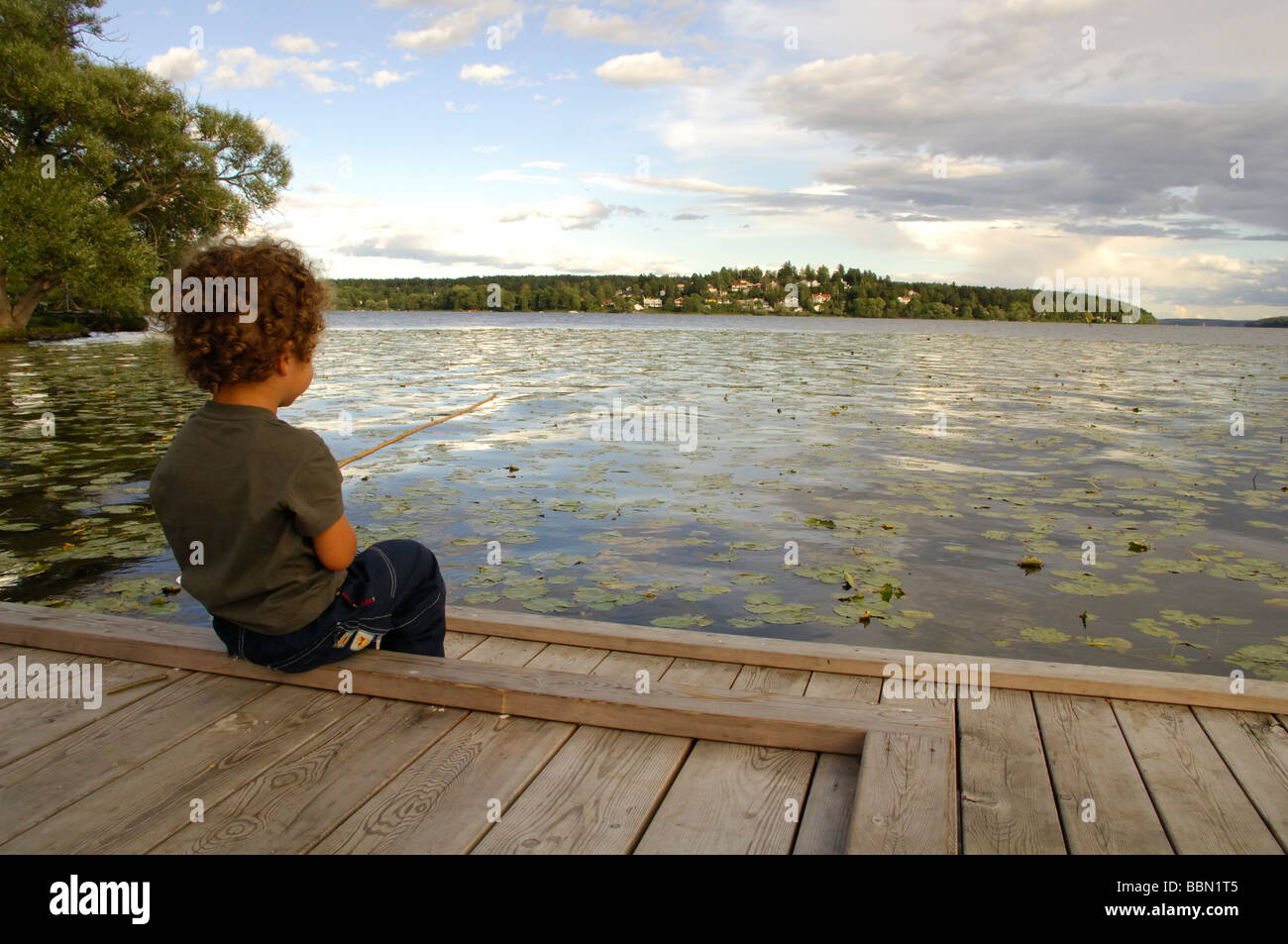 Kind vor dem Meer Stockfoto