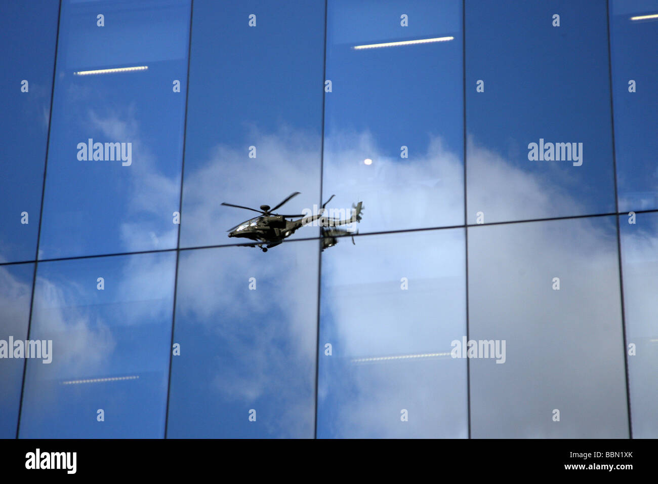 Apache Hubschrauber fliegen über London, gesehen reflektiert in Glaass Gebäude Stockfoto